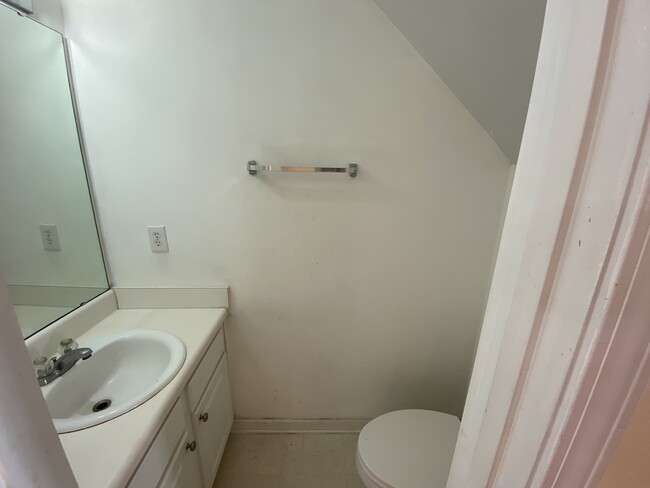 Building Photo - 406 Walnut Woods Dr