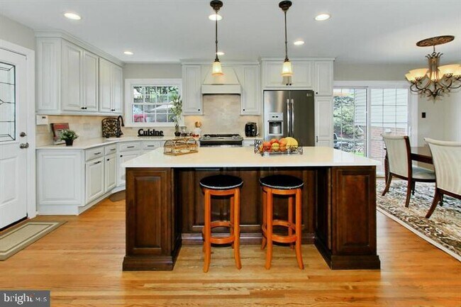 Foto del edificio - 7012 Hadlow Dr