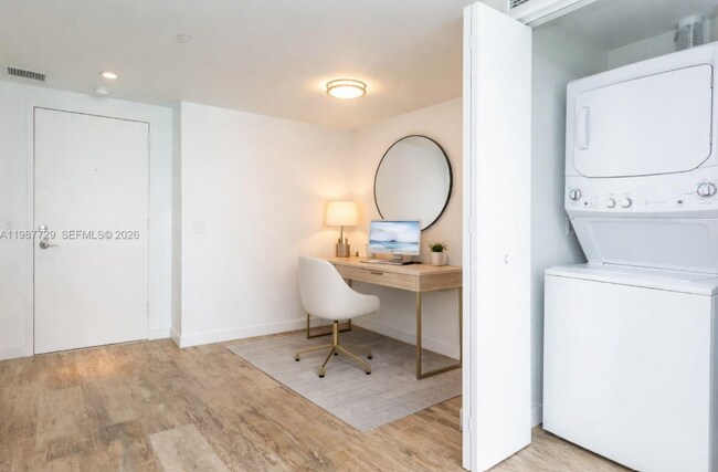 Foto del edificio - 650 NE 32nd St
