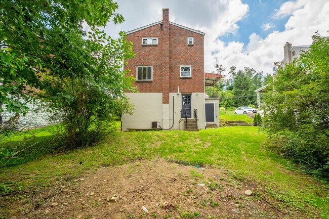 Building Photo - AVAILABLE SEPT 1ST!! GORGEOUS 3 BEDROOM IN...