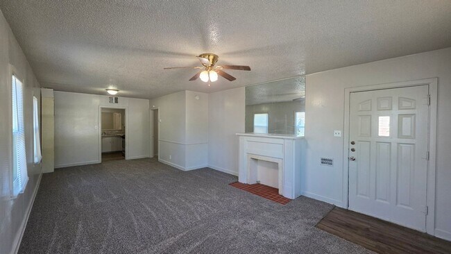 Foto del edificio - Spacious, Fresh, and Ready for Your Style: 3 Bed 2 Bath
