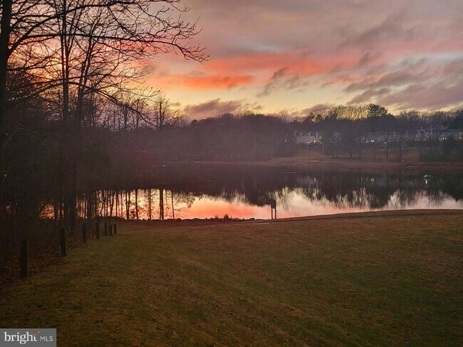 Foto del edificio - 5817 Cove Landing Rd