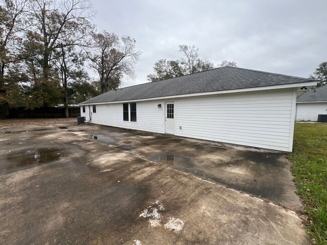 Building Photo - 2-bedroom, 1-bathroom house located in Bat...