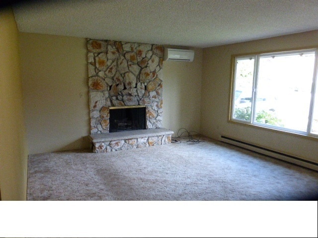 Building Photo - Charming Pet Friendly 4 Bedroom Home w/ Sp...