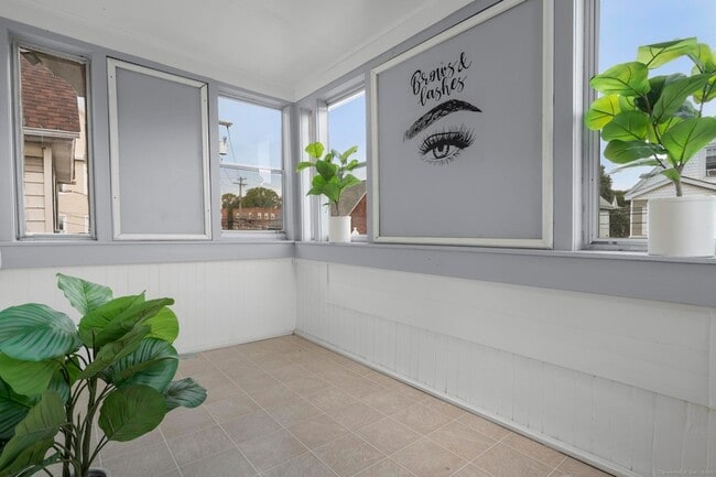 Building Photo - 565 Carroll Ave