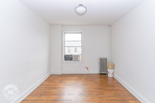 Foto del edificio - 2574 Bedford Ave