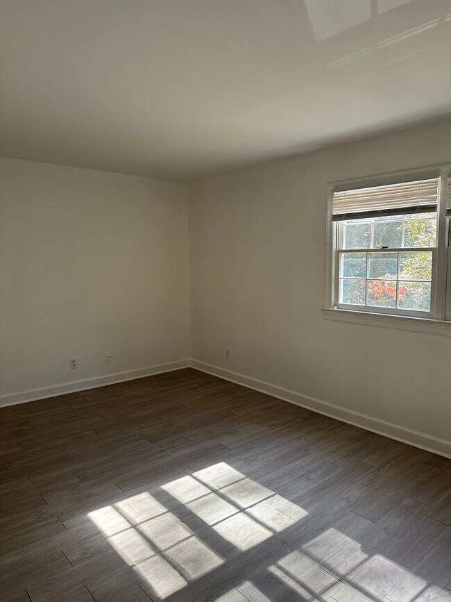 Building Photo - 2 Bedroom/2 bath Townhome