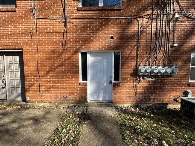 Building Photo - 1901 Hazel Ave