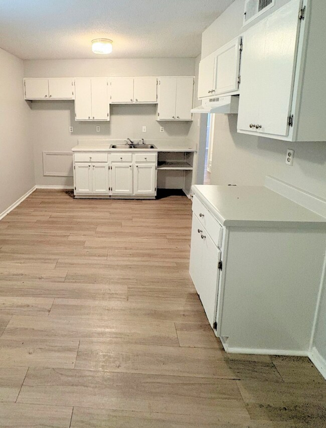 Building Photo - 3666 Bluff Wood Dr