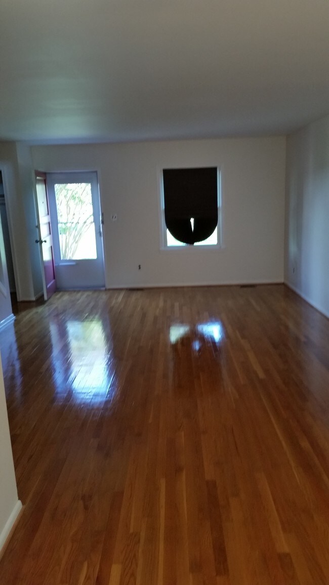 Amplia sala de estar - 69 Watkins Park Dr