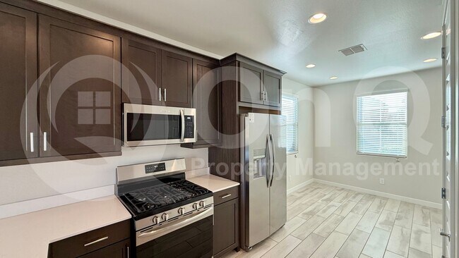 Building Photo - 2548 W Hidalgo Ave