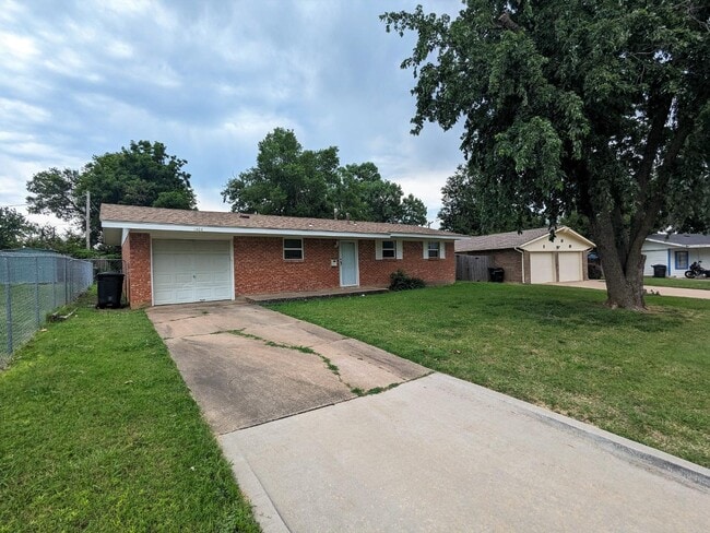 Building Photo - 1404 Heather Ln