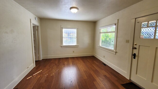 Foto del edificio - Coming Soon! 1 Bed 1 Bath Charming Craftsman Cottage