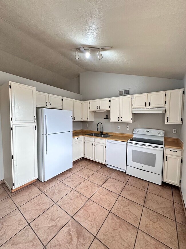 Foto del edificio - Move-In Special: ½ OFF First Month’s Rent! 2 Bedroom 1 Bathroom w/ 2 Car Garage and Fenced in Yard