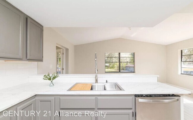 Building Photo - 2 br, 2 bath House - 6234 Neff Lake Road