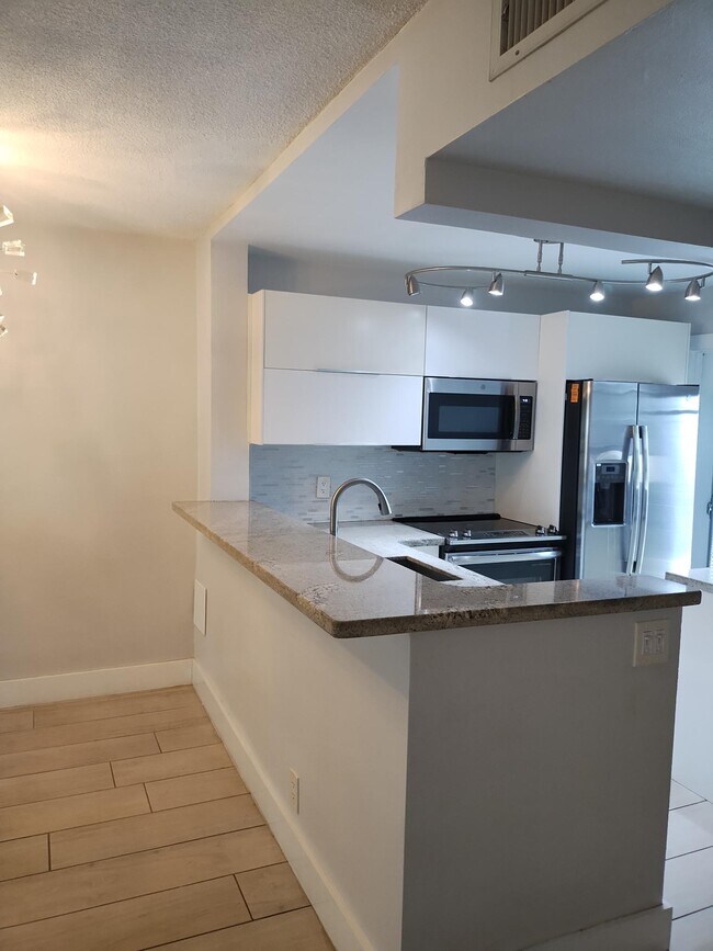 Foto del edificio - 1333 E Hallandale Beach Blvd