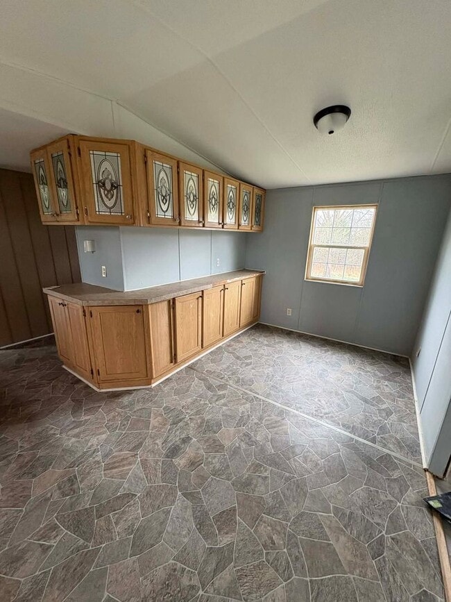 Building Photo - Spacious 3 Bedroom, 2 Bathroom Home!