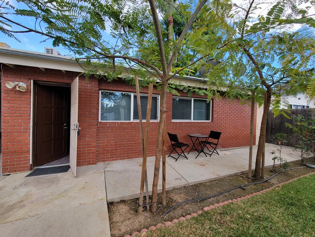 Building Photo - 7013 Louise Ave