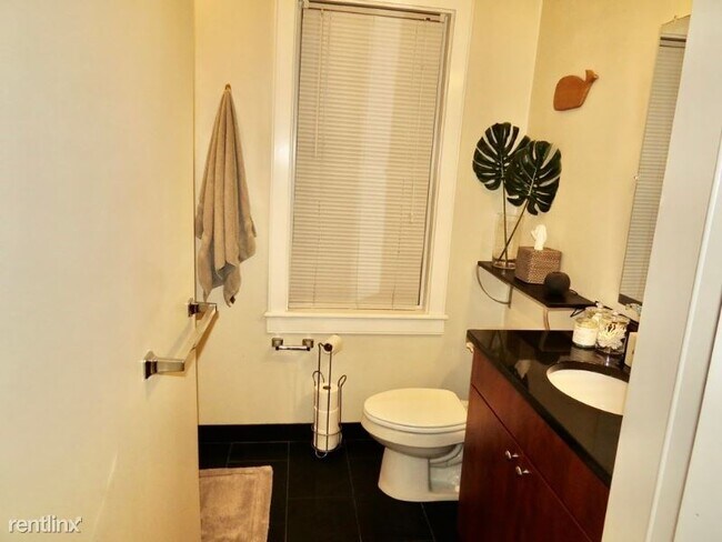 Foto del edificio - 327 W Broadway