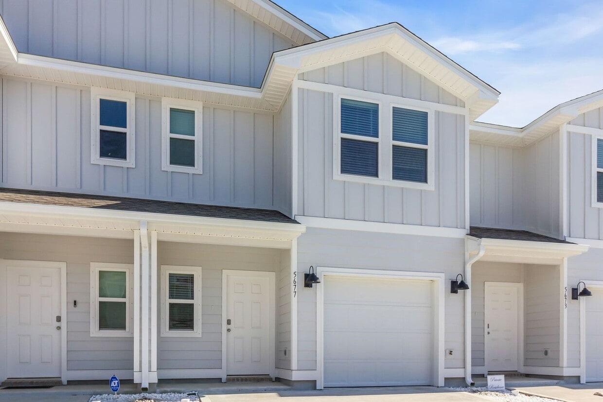 Primary Photo - New 3 Bedrooms in Gulf Breeze!!