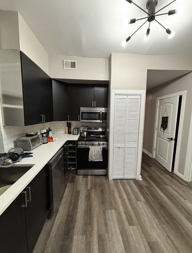 New appliances - 1615 W Barry Ave