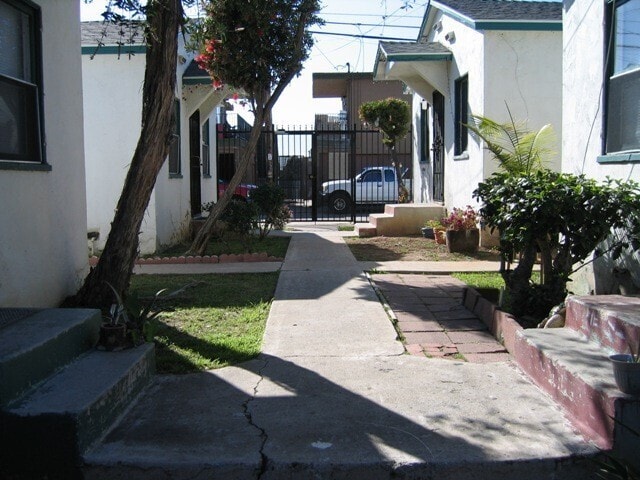 Building Photo - Summer Special $1000 REBATE! Charming stand alone cottage in gated community!
