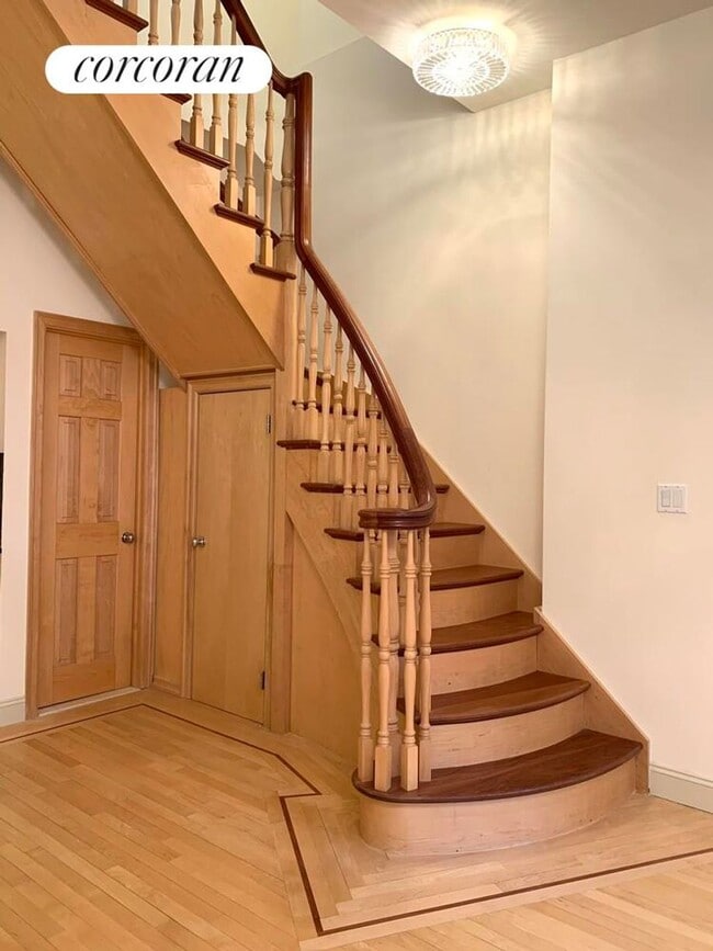 Building Photo - 25 W 70th St