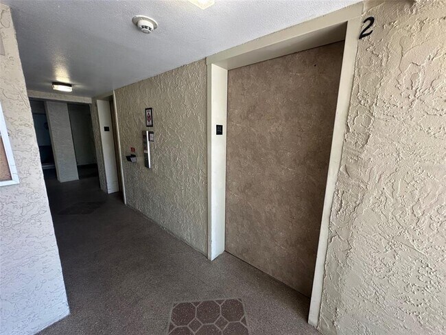 Building Photo - 2700 Cove Cay Dr