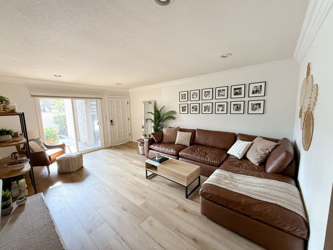 Primary Photo - Beach Close 2 bed 1 bath Home Large Backyard