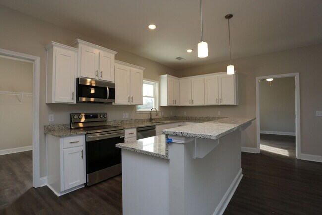 Foto del edificio - NEW 2 Bedroom Cottage Available TODAY!