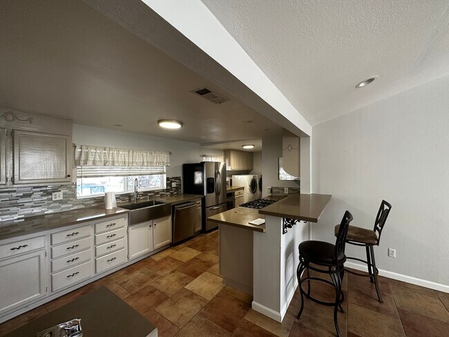 Building Photo - 11163 Cactus Ave