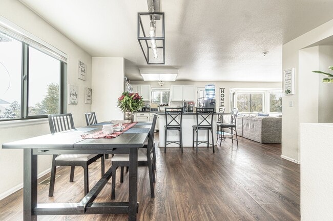 Photo - 2218 Streambank Dr House