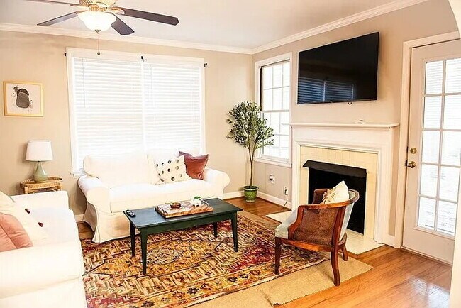 Foto del edificio - Fully Furnished 4BR Bungalow in Prime Forest Dr Location