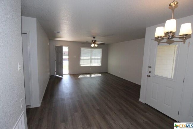 Building Photo - 613 Lost Trl