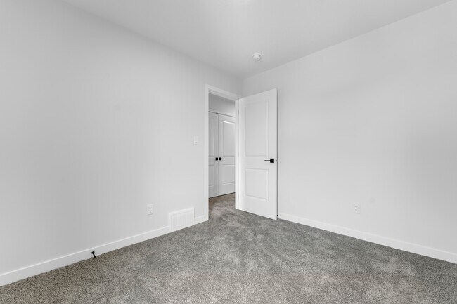 Photo du bâtiment - 6381-6381 King Wynd SW