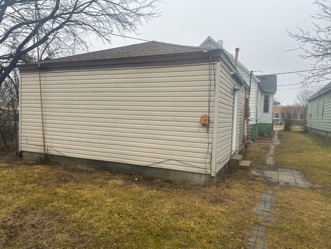 Foto del edificio - 4722 Pine Ave