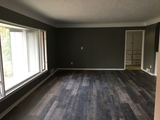 Building Photo - Spacious 3bd/2.5ba Ranch