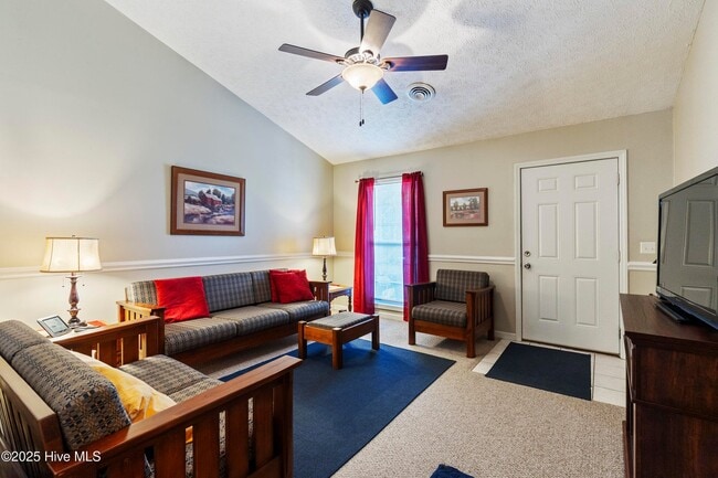 Sala de estar - 606 Manassas Dr