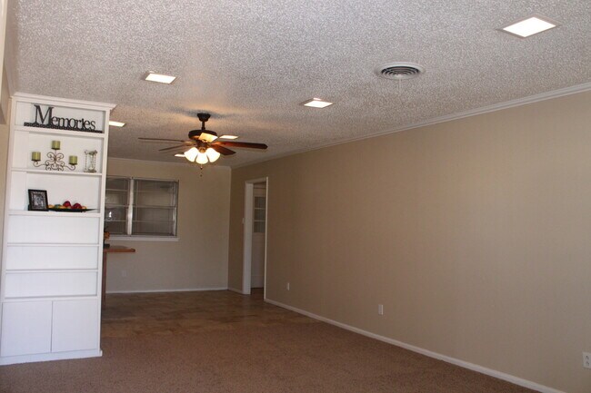Foto del edificio - PRE-LEASING For August! 4 Bedroom/ 2 Bath Updated house close to TTU and LCU