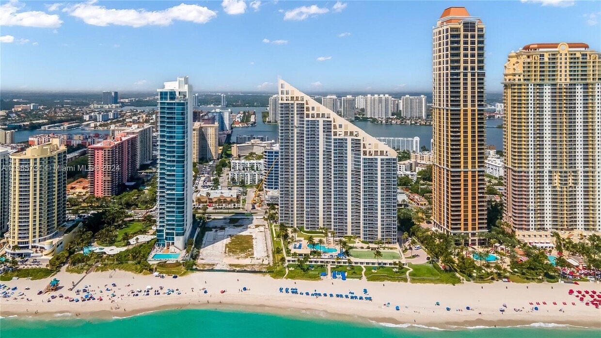 Primary Photo - 17555 Collins Ave