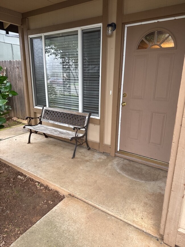 Foto del edificio - Well Maintained 2-Bedroom 1- bath Home in Quiet Sacramento Neighborhood