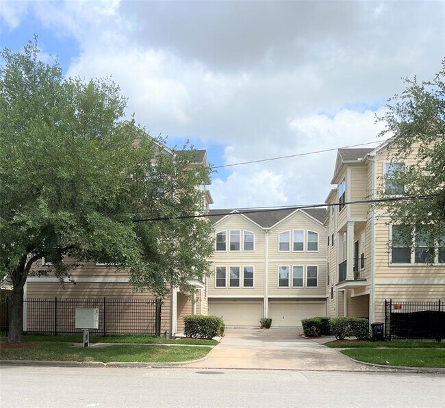 Building Photo - 1207 Ennis St