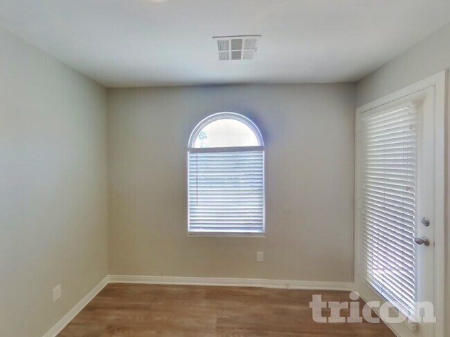 Foto del edificio - 8920 Dorrell Ln