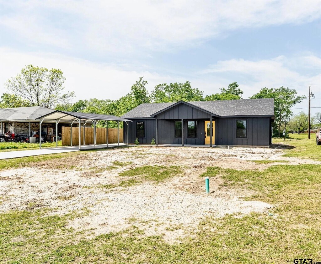 Foto principal - 1045 Jackson St N