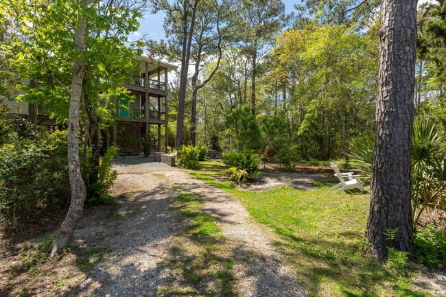 Foto del edificio - 211 Lewis Dr