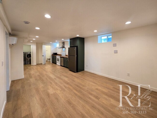 Foto del edificio - Cozy 1-Bed Duplex with Open Concept Living, Mini-Split Comfort & Apple Tree – Bremerton