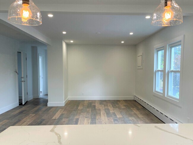 Building Photo - 112 Clunie Ave