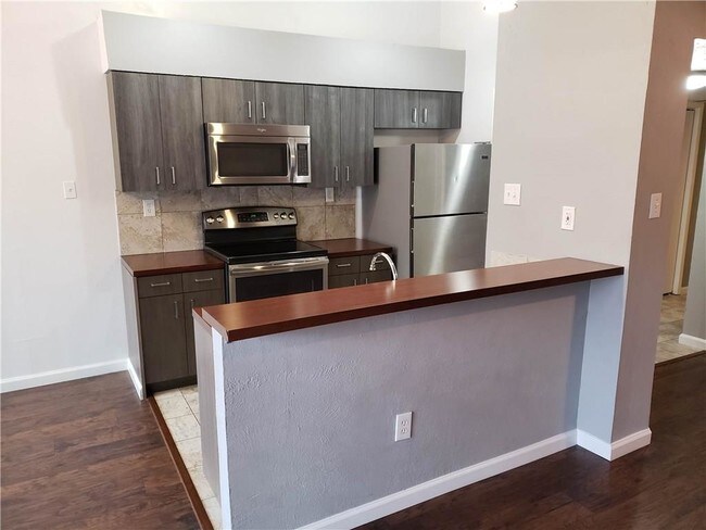Foto del edificio - 7107 Holly Hill Dr