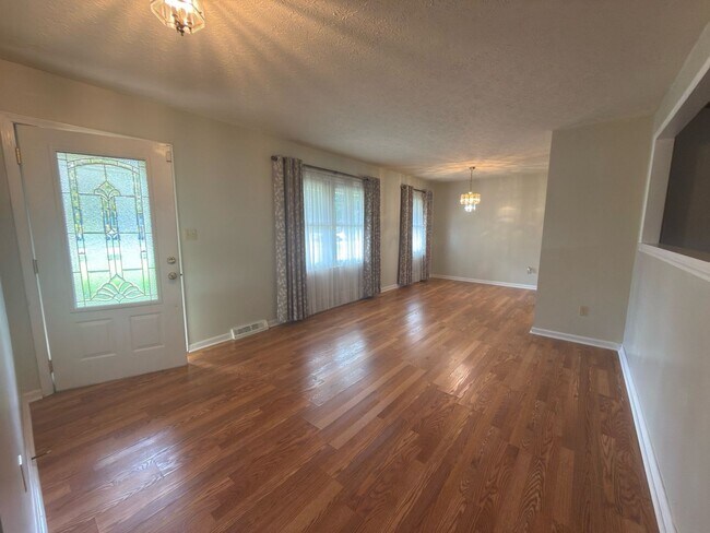 Foto del edificio - Spacious three bedroom, two bathroom with ...