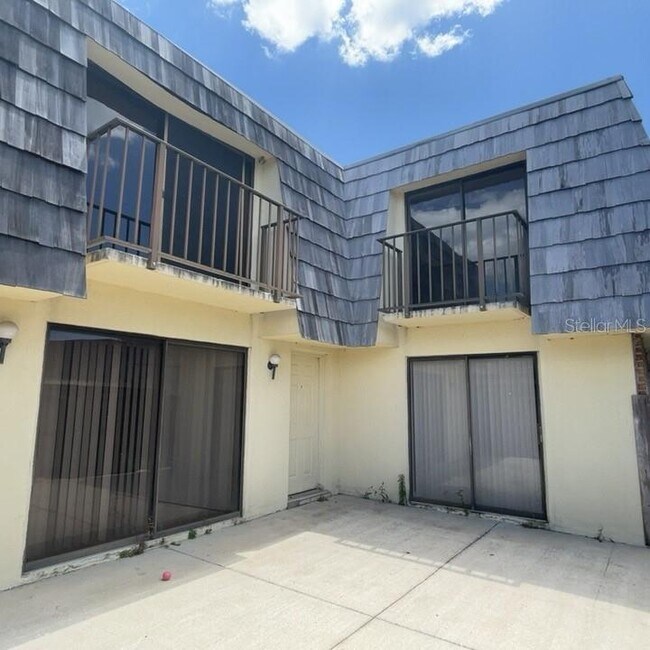 Foto del edificio - 1028 Royal Oak Blvd